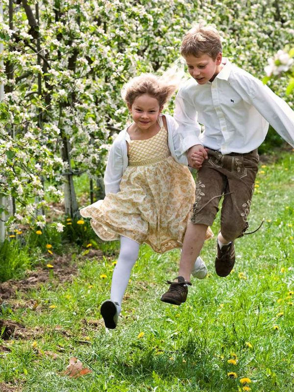 springende Kinder zur Apfelblüte